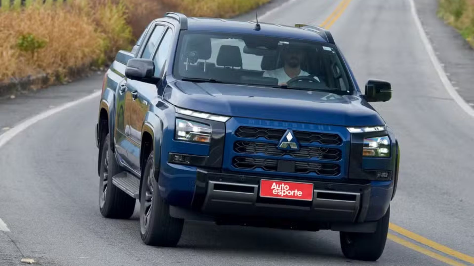 Mitsubishi Triton Katana llega con 205 cv, 7 modos off-road y dirección eléctrica, pero mantiene centro simple y acabado básico.