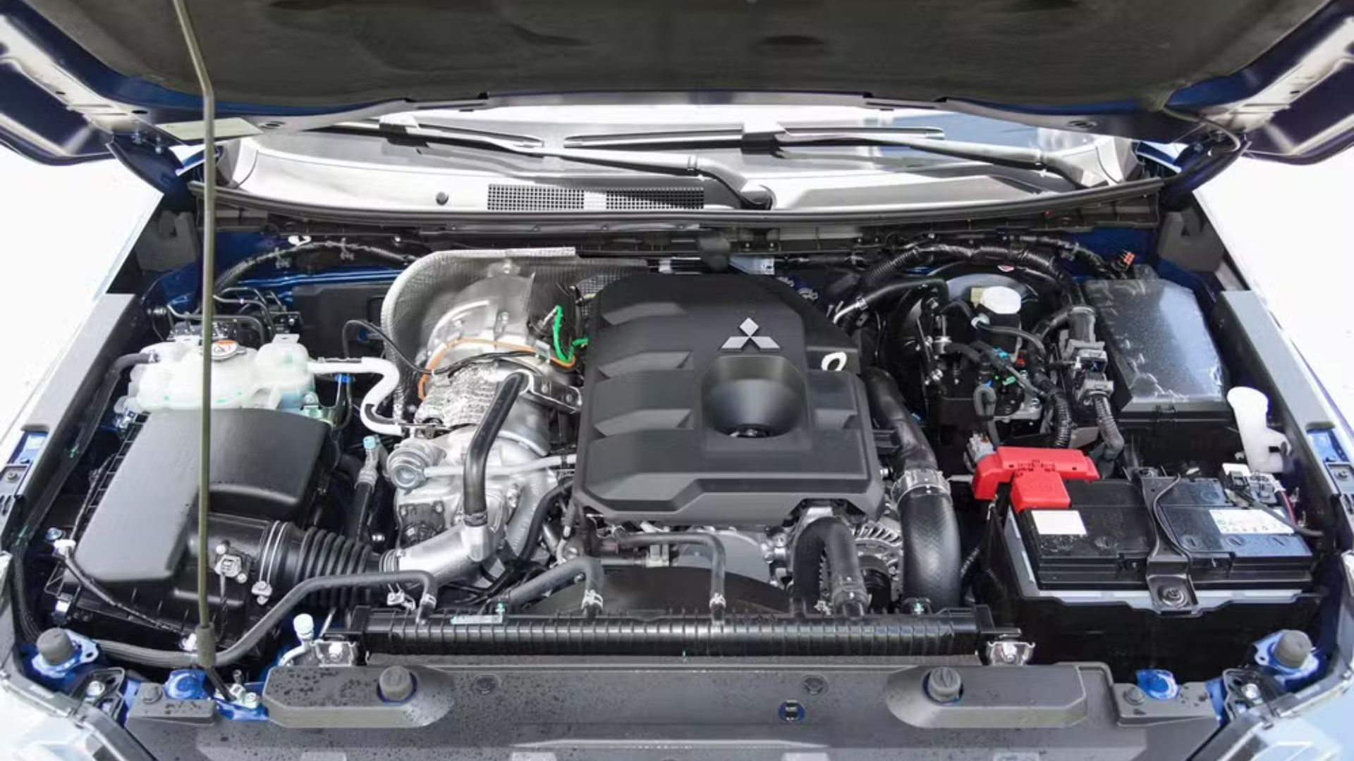 Mitsubishi Triton Katana llega con 205 cv, 7 modos off-road y dirección eléctrica, pero mantiene centro simple y acabado básico.