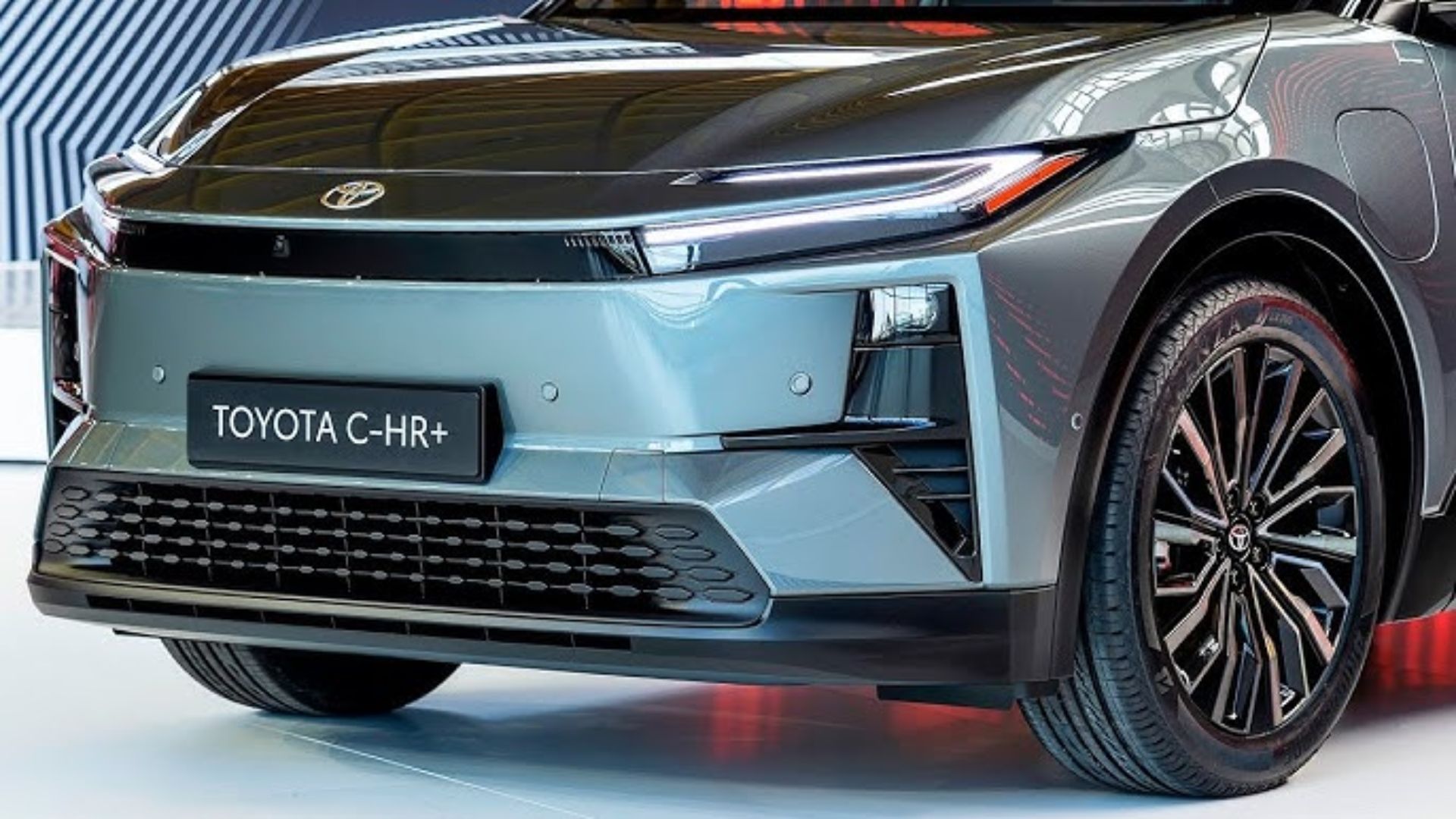 Toyota C-HR+ 2026 estreia na Europa com até 340 cv, 525 km de autonomia, recarga rápida em 30 min, IA e som JBL espacial.