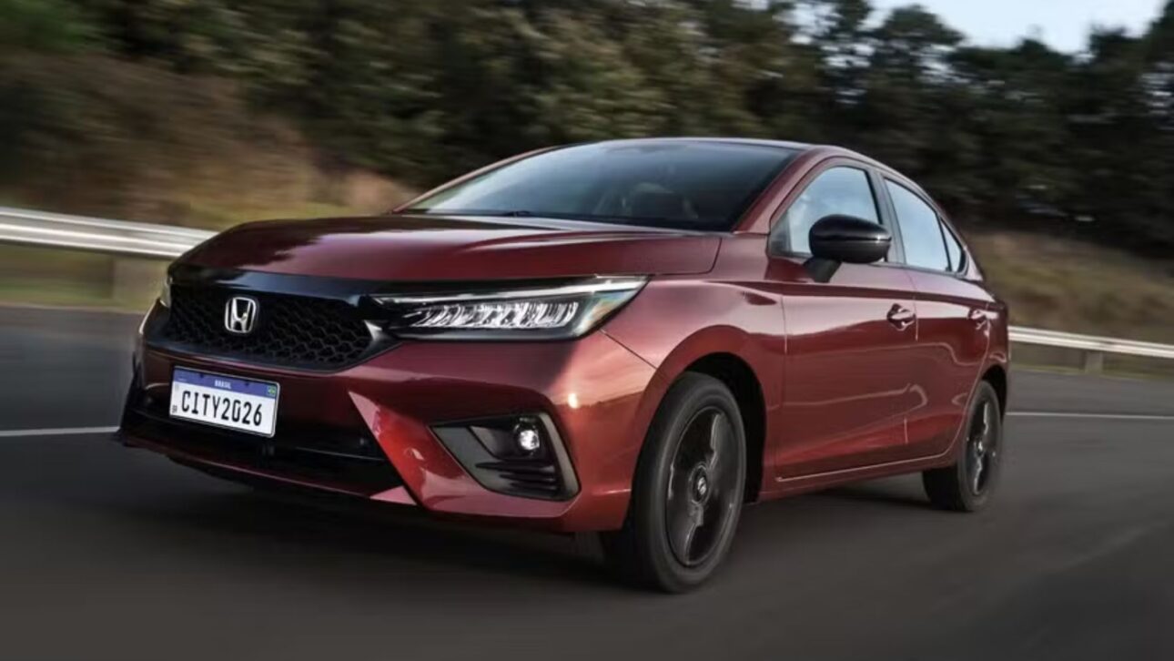 Honda lanza City Touring Sport 2025 con motor 1.5 de 126 cv, cambio CVT, visual Rojo Supernova y paquete deportivo exclusivo.