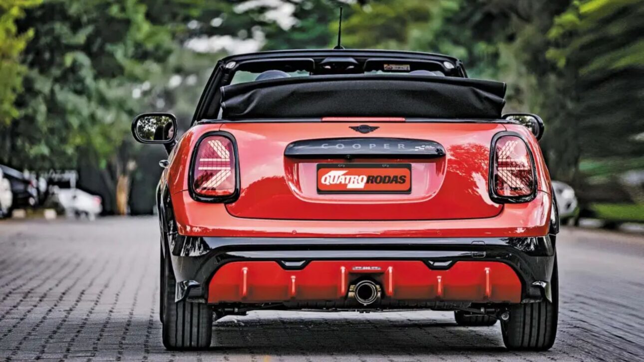 Mini JCW Cabrio llega al Brasil por R$ 349.990 con motor turbo, frenos ventilados, capota eléctrica y pantalla OLED a prueba de sol. (Fernando Pires/Quatro Rodas)