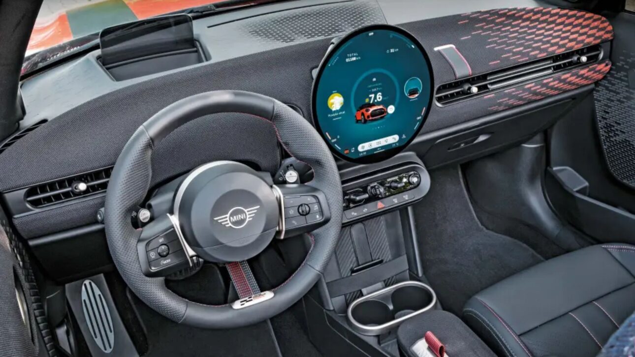 Mini JCW Cabrio llega al Brasil por R$ 349.990 con motor turbo, frenos ventilados, capota eléctrica y pantalla OLED a prueba de sol. (Fernando Pires/Quatro Rodas)