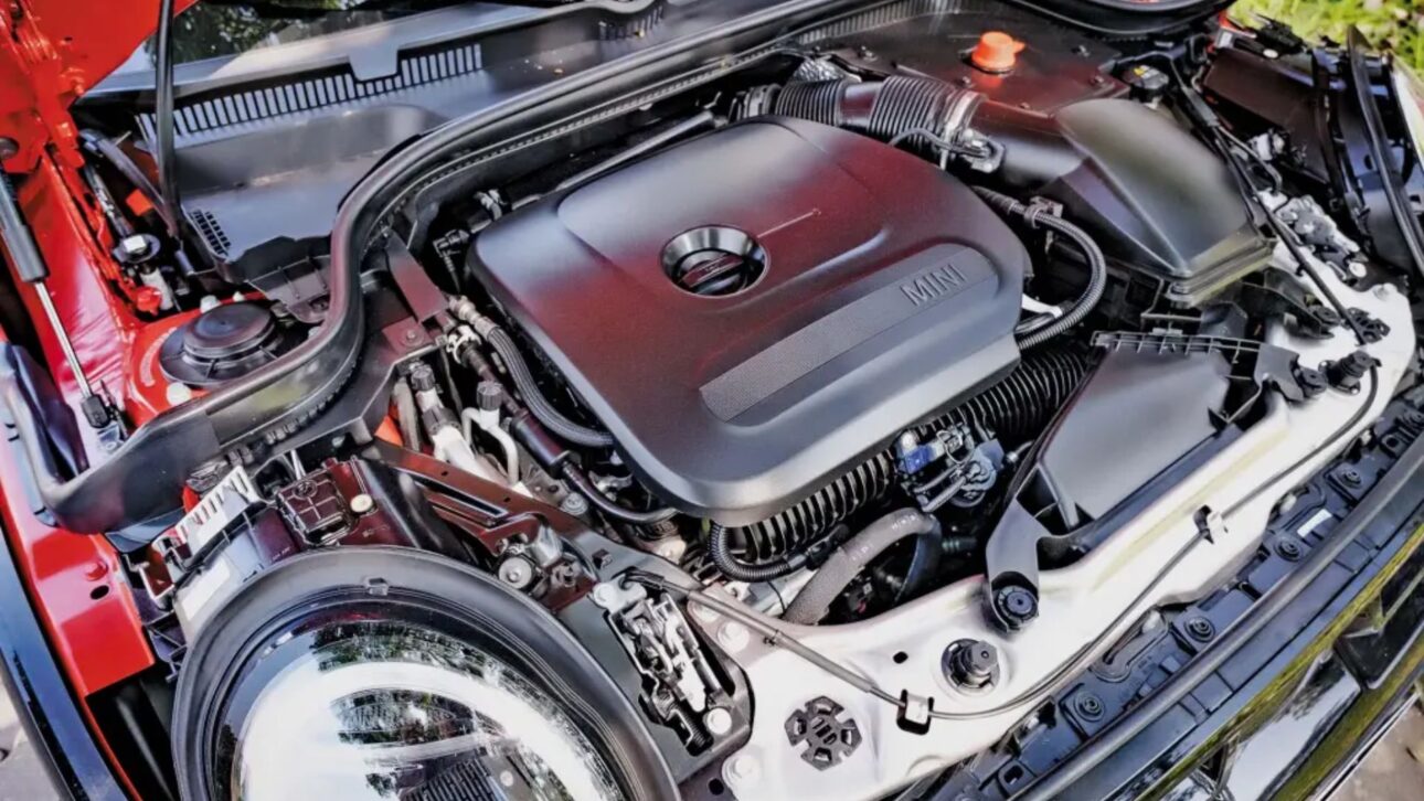 Mini JCW Cabrio llega al Brasil por R$ 349.990 con motor turbo, frenos ventilados, capota eléctrica y pantalla OLED a prueba de sol. (Fernando Pires/Quatro Rodas)