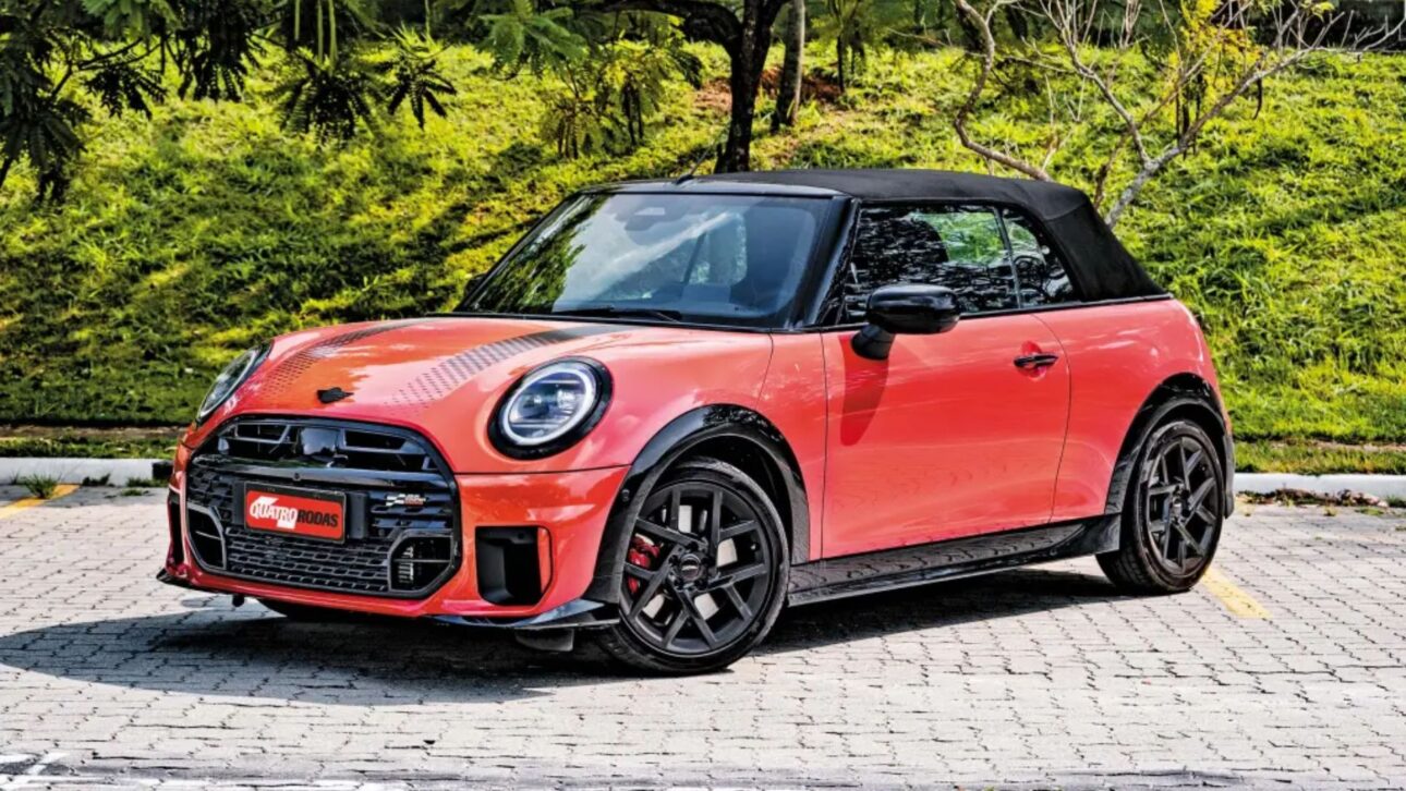 Mini JCW Cabrio llega al Brasil por R$ 349.990 con motor turbo, frenos ventilados, capota eléctrica y pantalla OLED a prueba de sol. (Fernando Pires/Quatro Rodas)