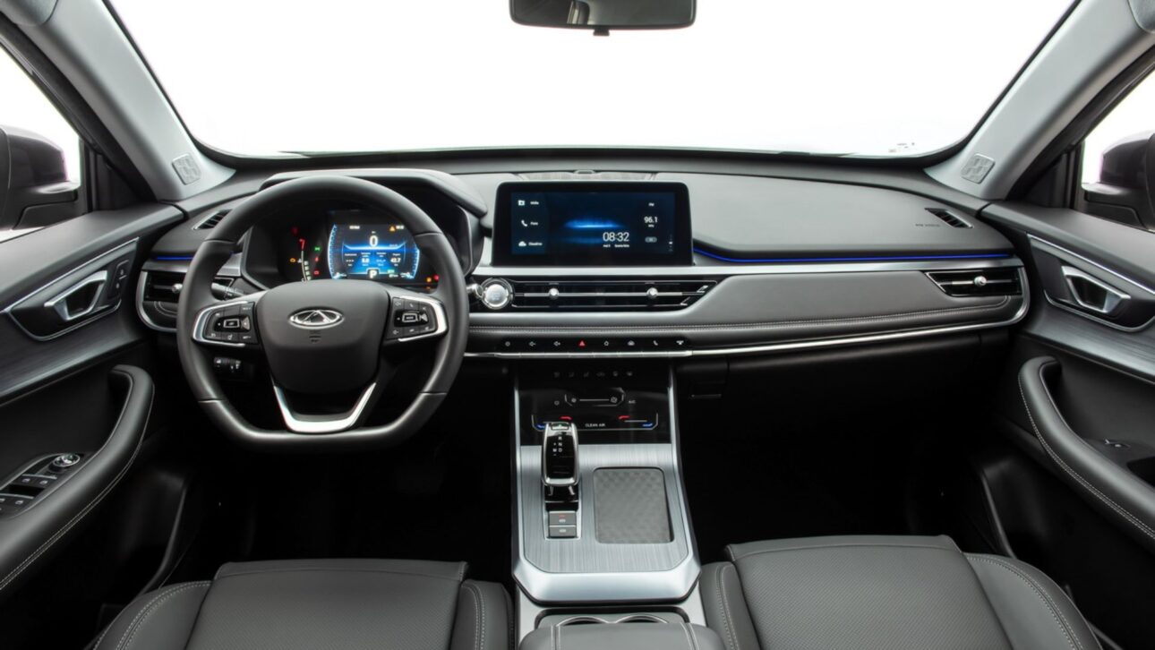 Volkswagen Jetta GLI 2025 llega a Brasil con motor 2.0 turbo de 230 cv, câmbio DSG y nuevo visual para rivalizar con Civic Si y Corolla. (Foto: Reprodução/carsdirect)