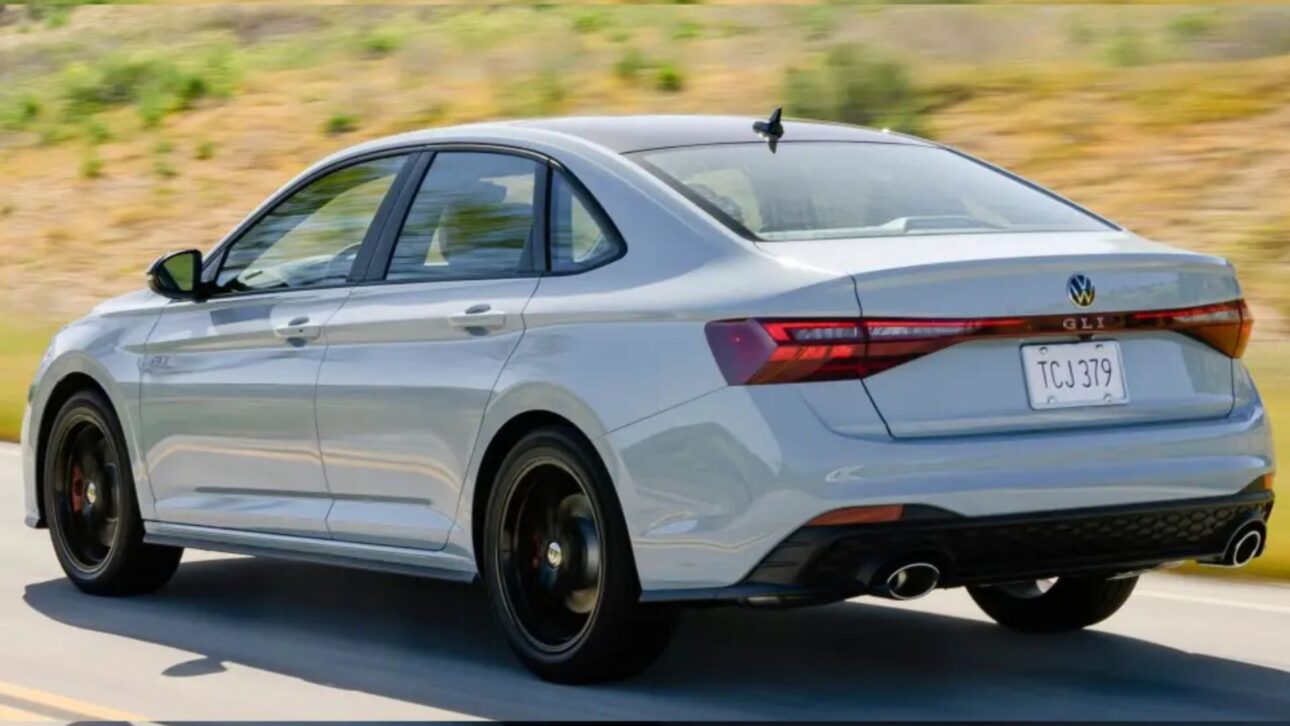Volkswagen Jetta GLI 2025 llega a Brasil con motor 2.0 turbo de 230 cv, câmbio DSG y nuevo visual para rivalizar con Civic Si y Corolla. (Foto: Reprodução/carsdirect)