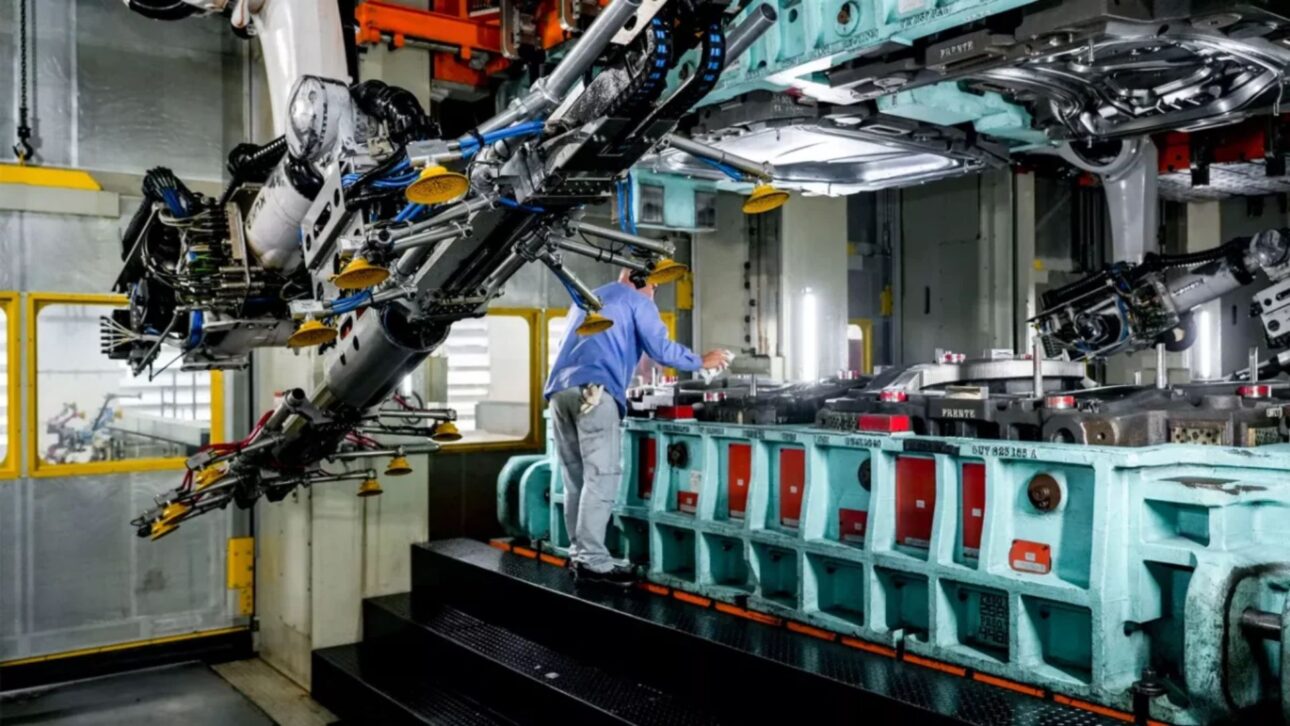 Descubre la fábrica de Volkswagen en São Bernardo con tour gratuito por la línea de montaje y acervo histórico de coches clásicos.