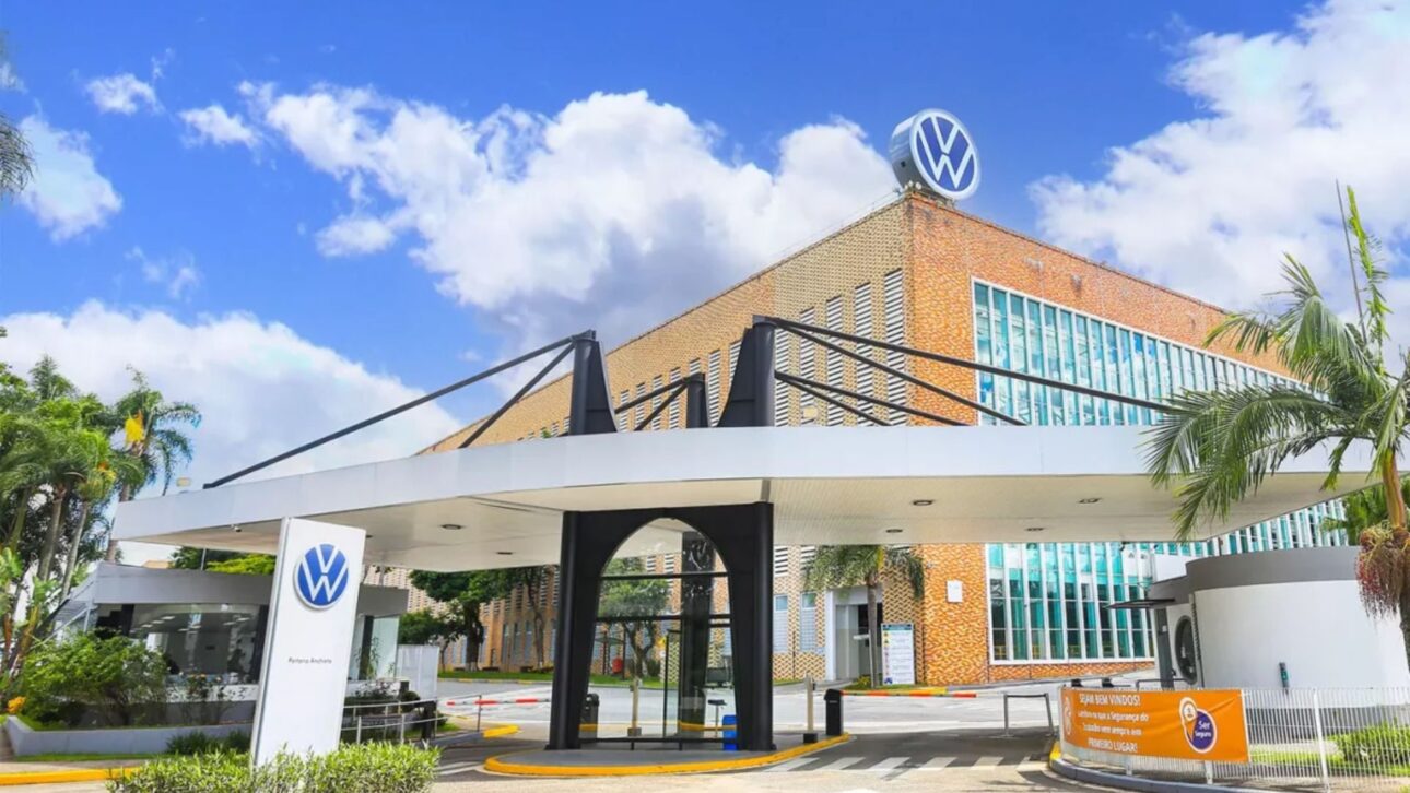 Descubre la fábrica de Volkswagen en São Bernardo con tour gratuito por la línea de montaje y acervo histórico de coches clásicos.