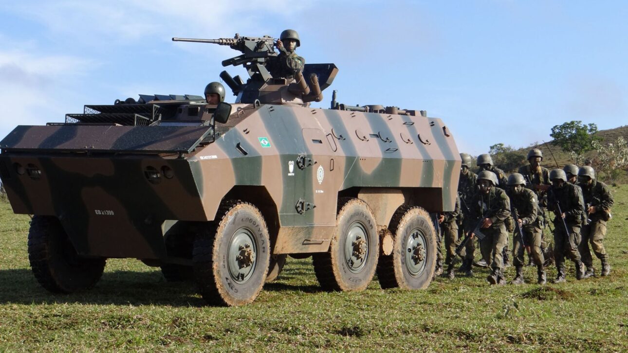 Brasil doa 20 blindados Urutu ao Paraguai, reforçando a frota militar, a cooperação regional e a segurança na Tríplice Fronteira.