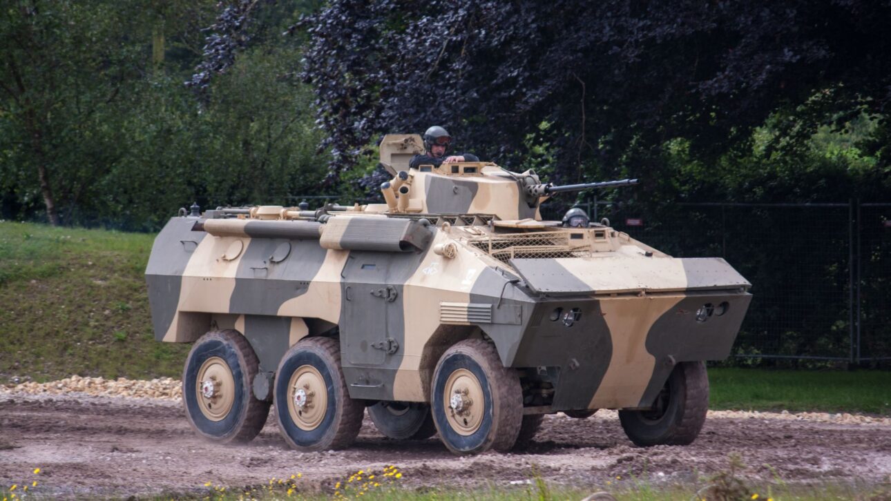 Brasil doa 20 blindados Urutu ao Paraguai, reforçando a frota militar, a cooperação regional e a segurança na Tríplice Fronteira.