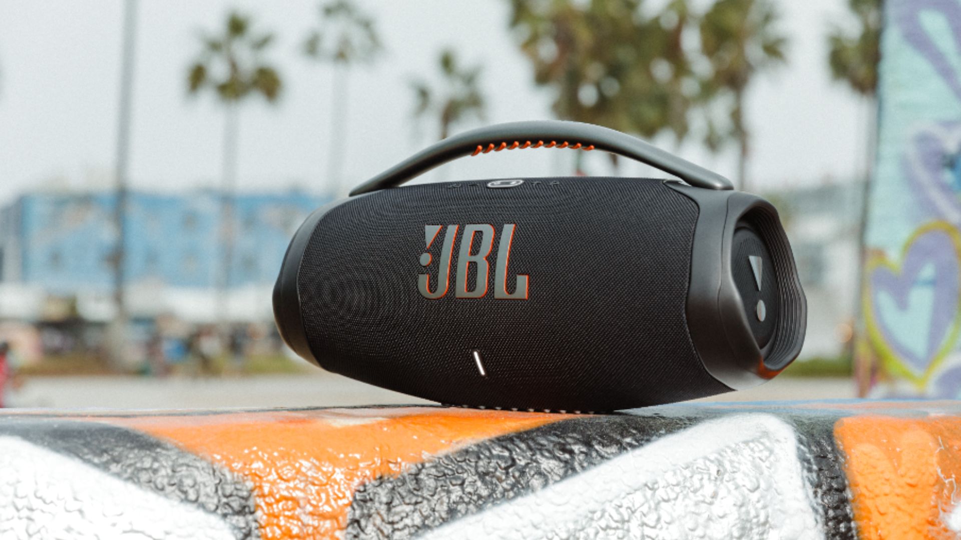JBL Boombox 3 chega ao menor preço no Magalu AliExpress com 180W RMS, 24h de bateria, resistência IP67 e design portátil.