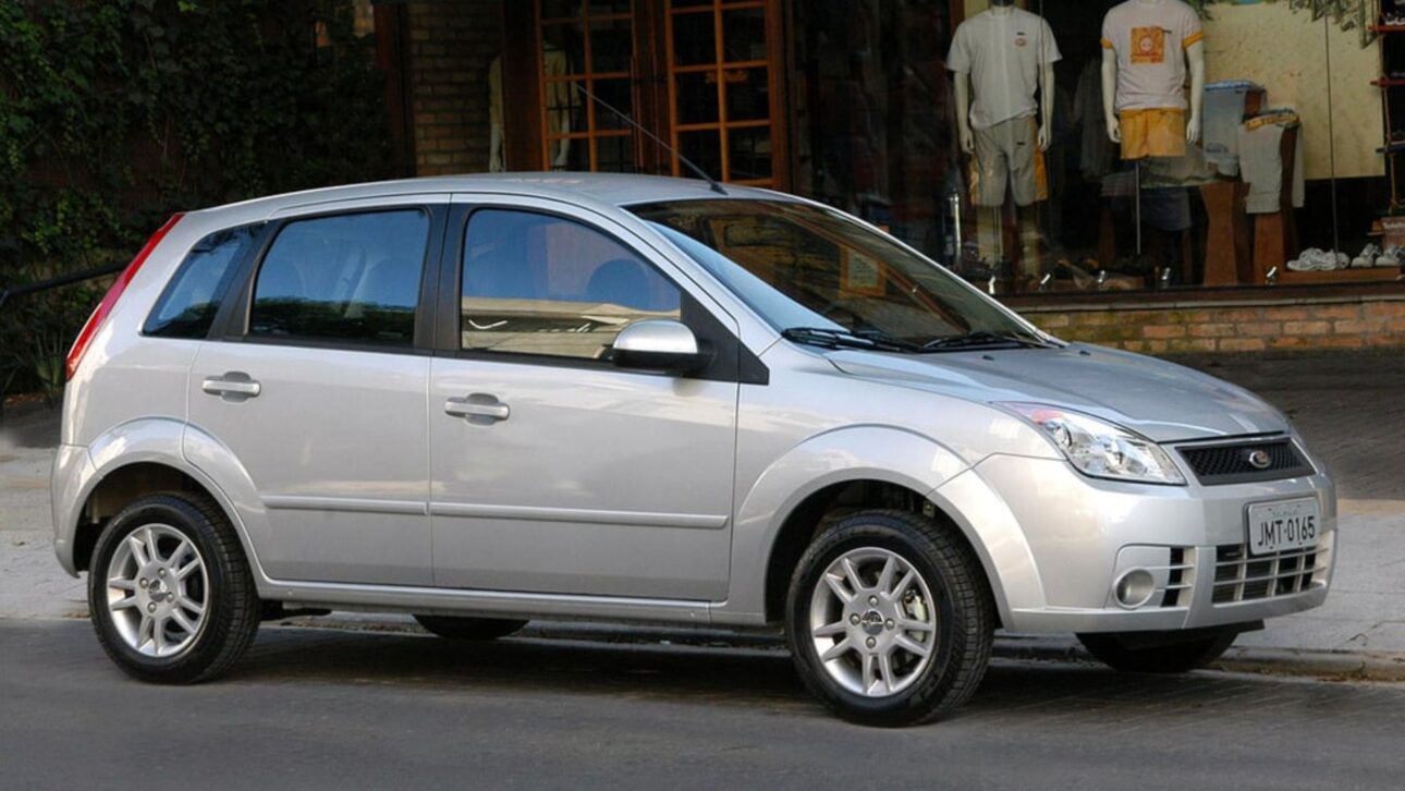 Ford Fiesta 1.6 hatch es uno de los usados más confiables hasta R$ 35 mil, con motor robusto y mantenimiento simple que cabe en el bolsillo (Foto: reproducción)