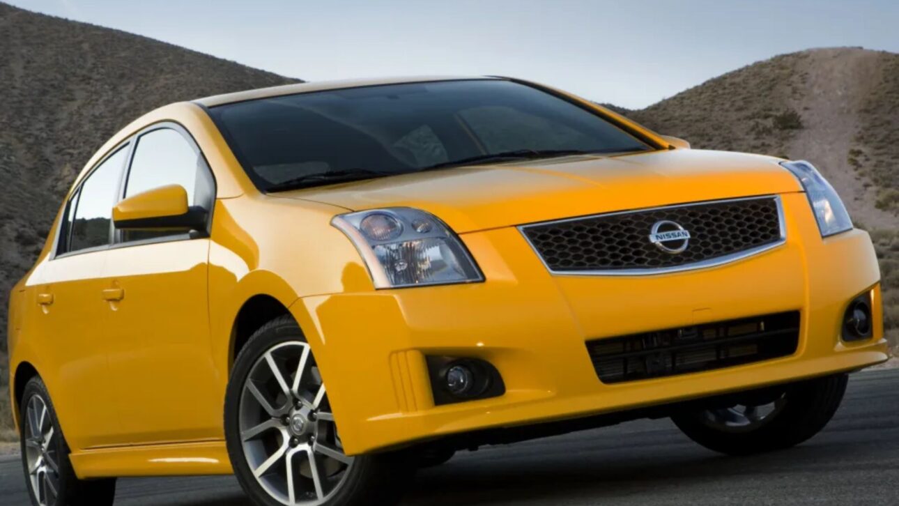 Nissan Sentra 2.0 ofrece espacio de sedán medio, cambio manual de 6 marchas y rendimiento superior a la media entre los usados económicos (Foto: reproducción)