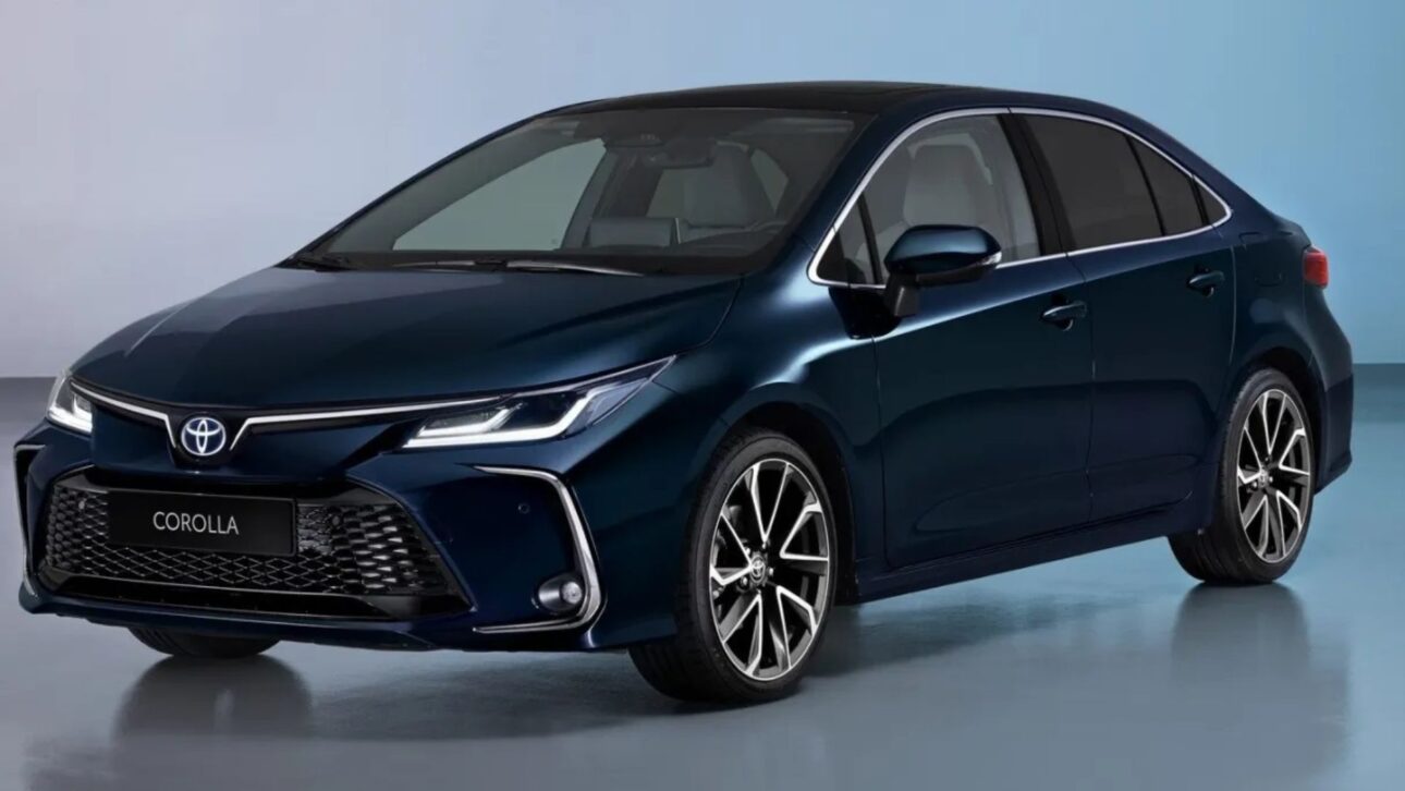 Toyota Corolla – Sedán medio que sigue como referencia en revenda, con versiones híbrida y 2.0. (Imagen: divulgação)