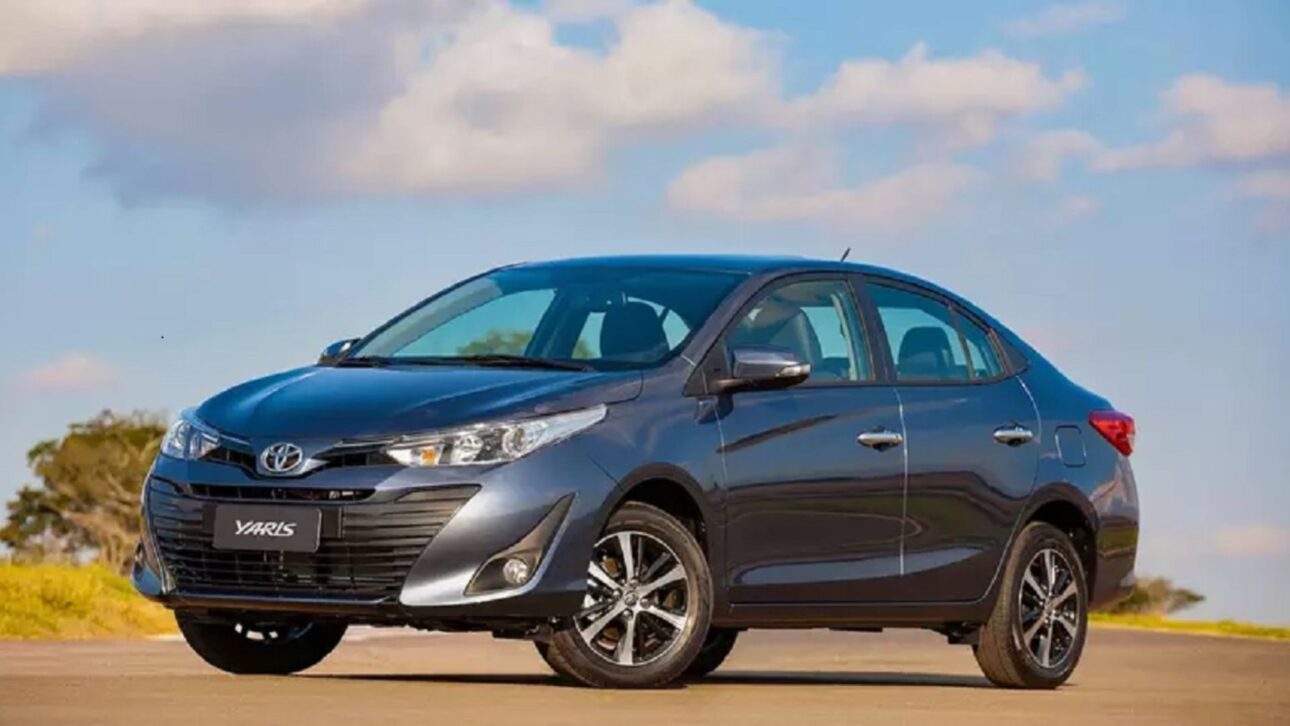 Toyota Yaris Sedan – Compacto confiable, muy utilizado por motoristas de aplicación y conocido por la robustez. (Imagen: divulgação)