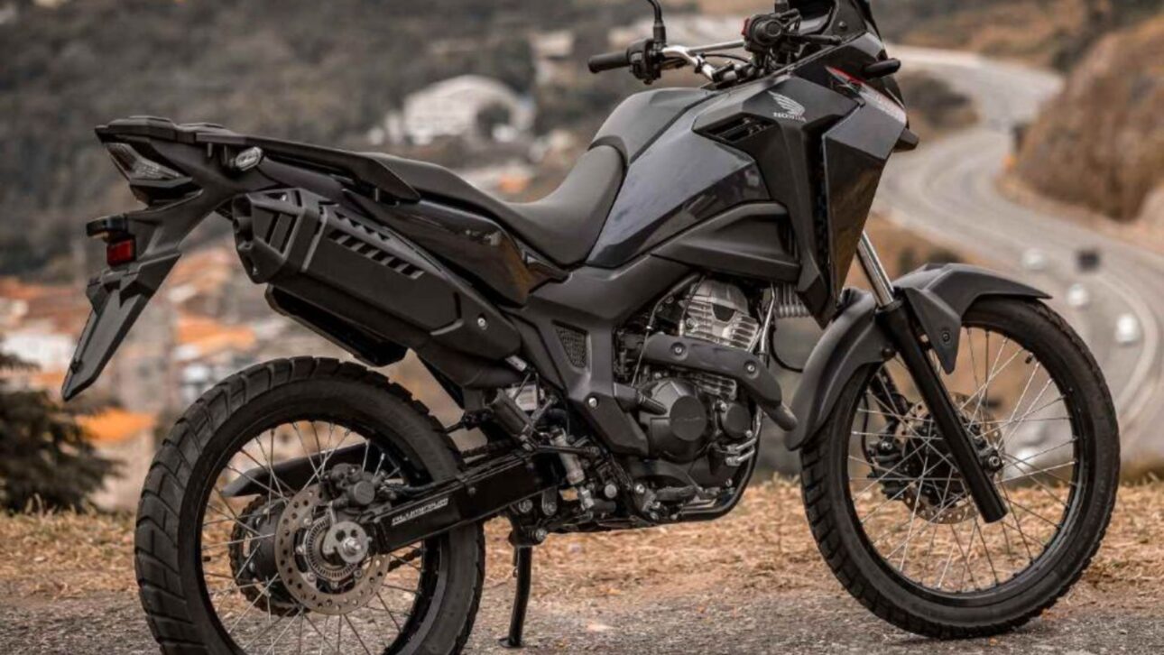 Honda Sahara 300 2026 llega en septiembre con nuevas colores, motor flex de 25,2 cv, ABS de dos canales y precio a partir de R$ 30.385.