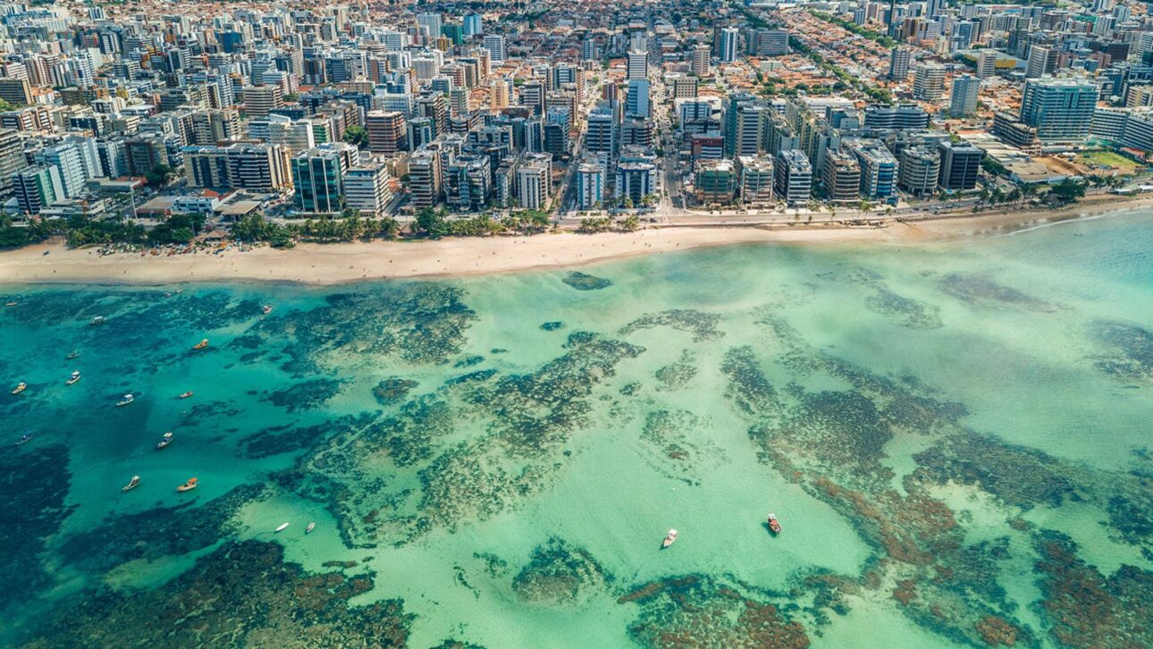 Inmuebles de lujo en Alagoas llegan a R$ 35 mil por m² y tarifas a R$ 11 mil, atrayendo a millonarios e inversionistas a la costa nordestina.