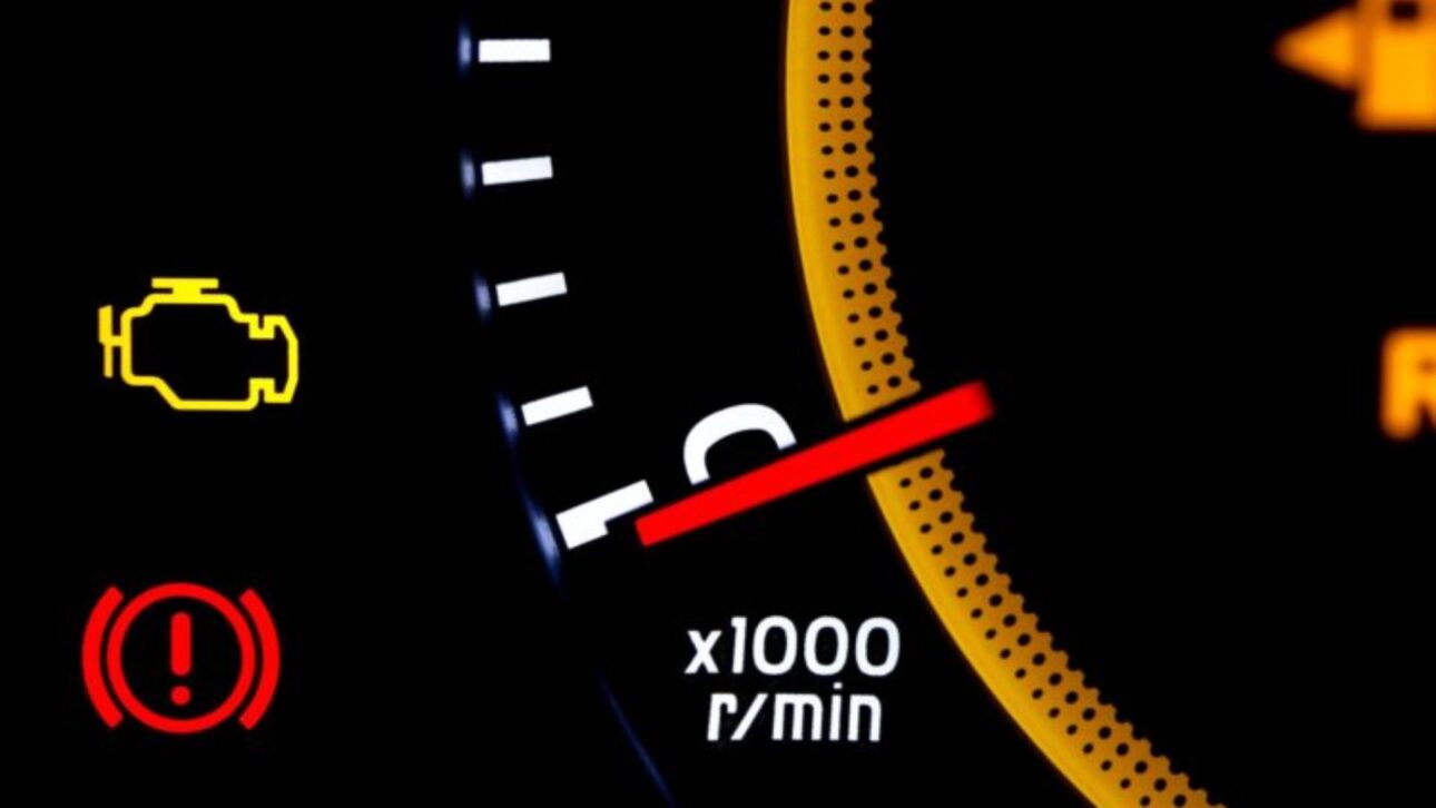 La luz del freno de mano parpadeando indica falla en el sistema de frenado. Descubra las causas y sepa cómo actuar para mantener su coche seguro.