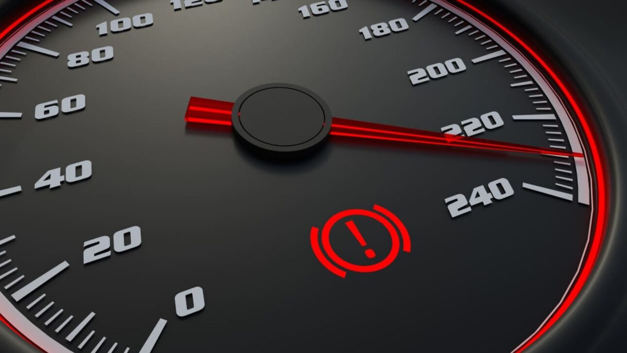 La luz del freno de mano parpadeando indica falla en el sistema de frenado. Descubra las causas y sepa cómo actuar para mantener su coche seguro.