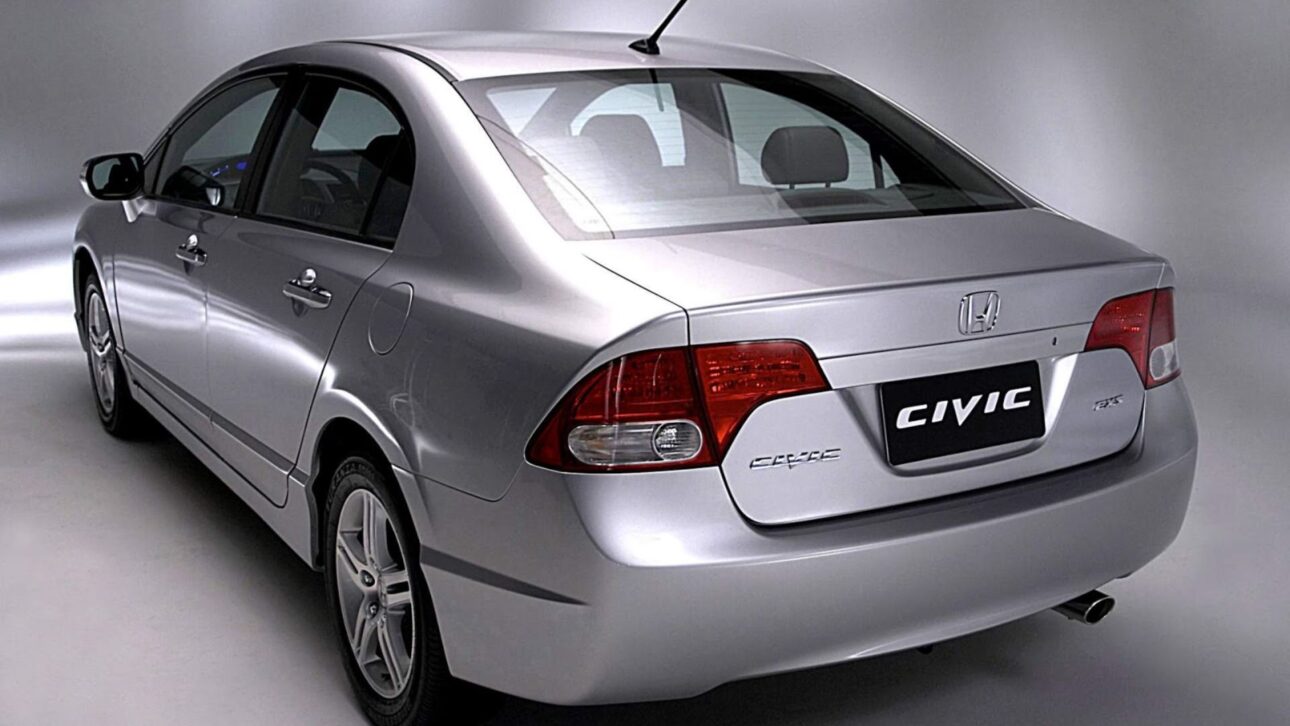 Honda Civic 2001–2006 usado con motor 1.7 16V, transmisión automática y precio a partir de R$ 24 mil mantiene confiabilidad y confort
