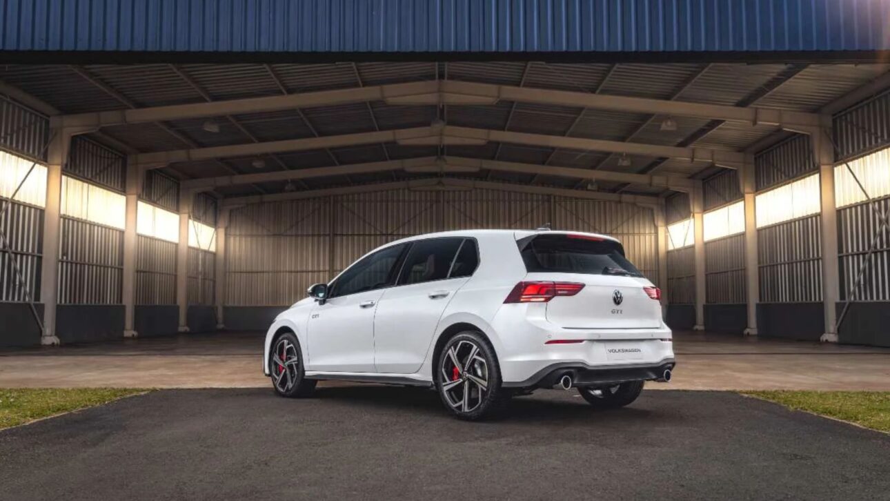 Volkswagen confirma Golf GTi 2025 en Brasil con motor 2.0 turbo de 265 cv, caja DSG y paquete europeo completo. Pre-venta en septiembre.