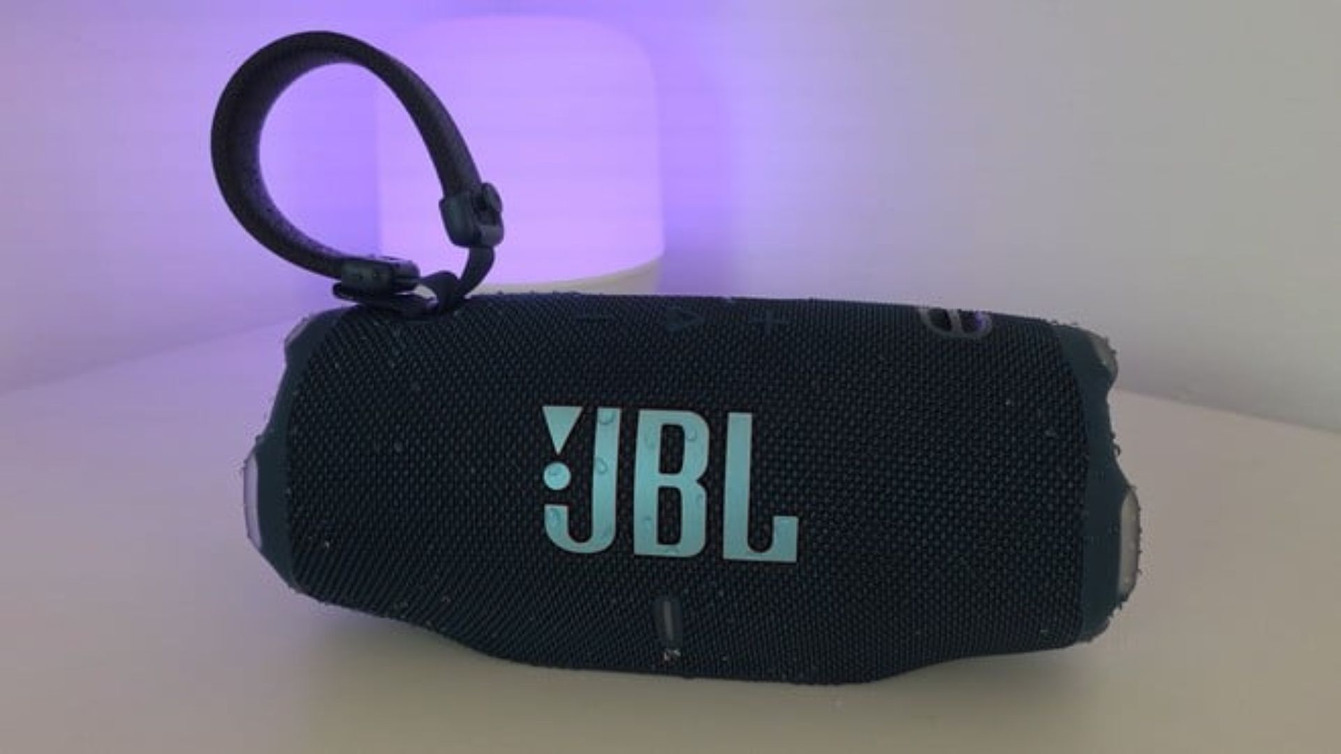 JBL Charge 6 traz 45W de potência, bateria de até 28h, resistência IP68, Bluetooth 5.4 e power bank em corpo portátil.