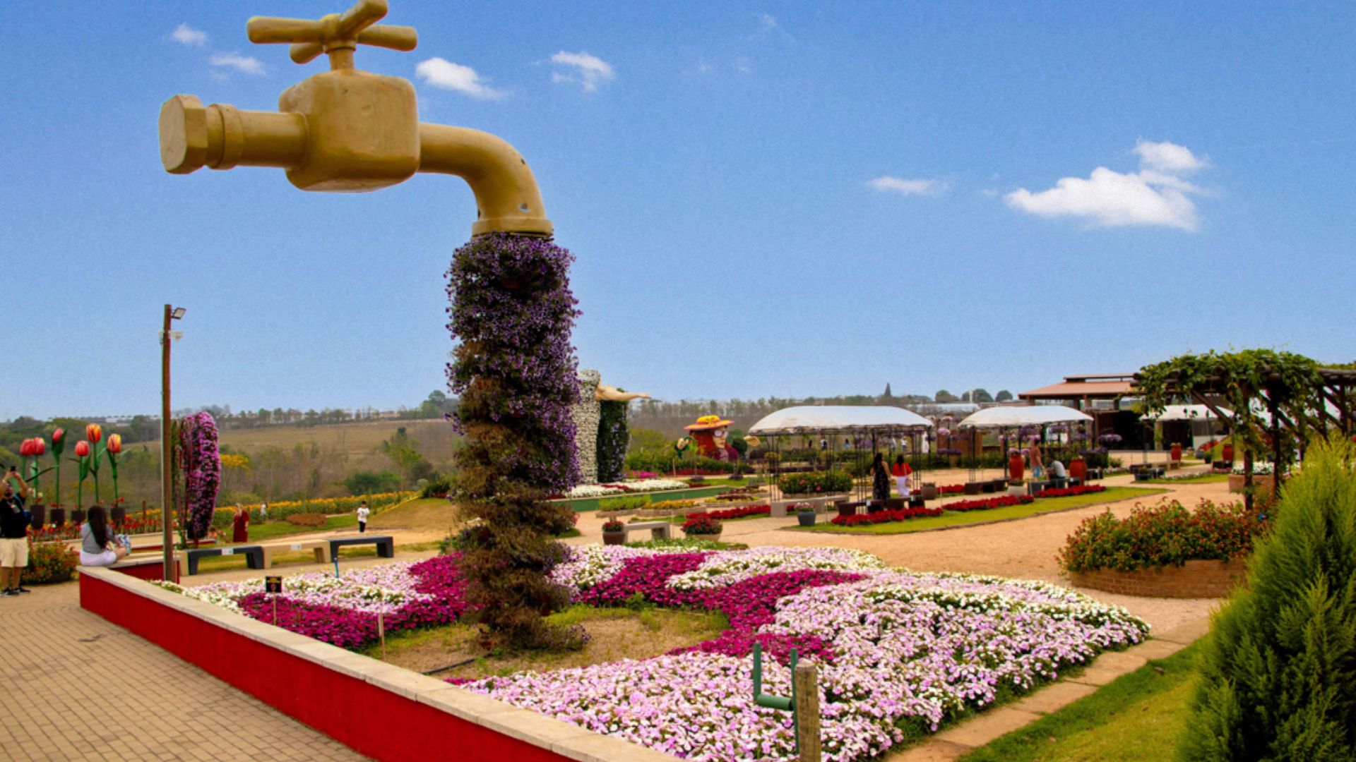 Expoflora 2025 em Holambra reúne flores, desfiles e atrações culturais. Descubra também roteiros verdes e floridos em São Paulo.