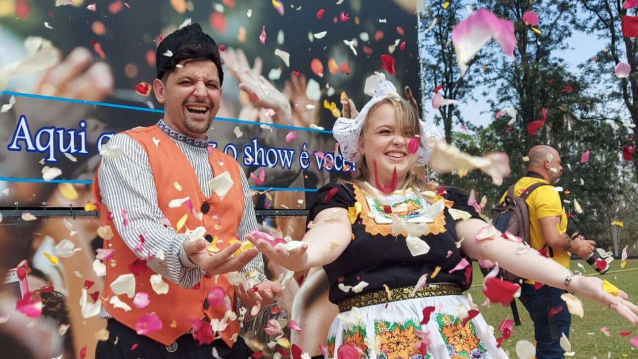 Visitantes celebran con la tradicional lluvia de pétalos durante la Expoflora 2025.” Crédito: Vivi Porto