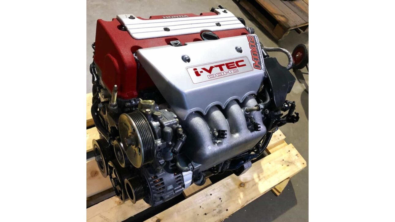 El moderno motor Honda K20 i-VTEC, utilizado en el Civic Si entre 2007 y 2011, es celebrado por su alta rotación, rendimiento deportivo y confiabilidad mecánica. Con ingeniería avanzada y durabilidad comprobada, se convirtió en referencia entre los entusiastas de automóviles deportivos en todo el mundo. (Imagen: Divulgación)