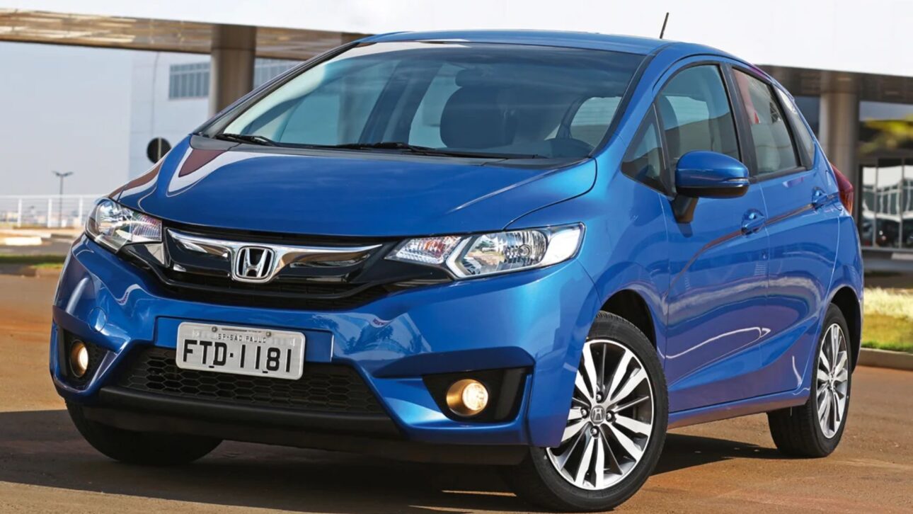 Honda Fit enfrenta quejas sobre transmisión CVT, óxido en el capó y altos costos de mantenimiento, preocupando a propietarios e interesados en seminuevos.