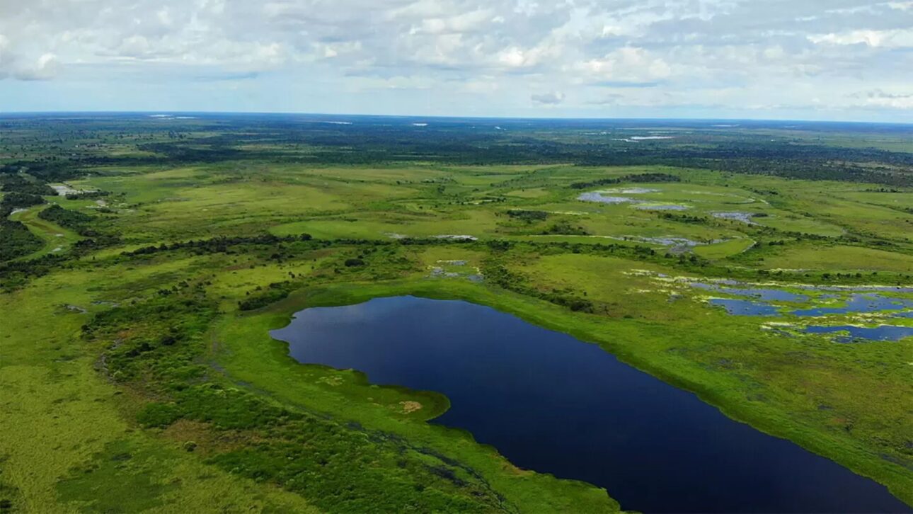Vista aérea de la sede de la finca con reservorio visible al fondo, evidenciando la infraestructura robusta y amplios cuerpos de agua para uso agrícola y ganadero.