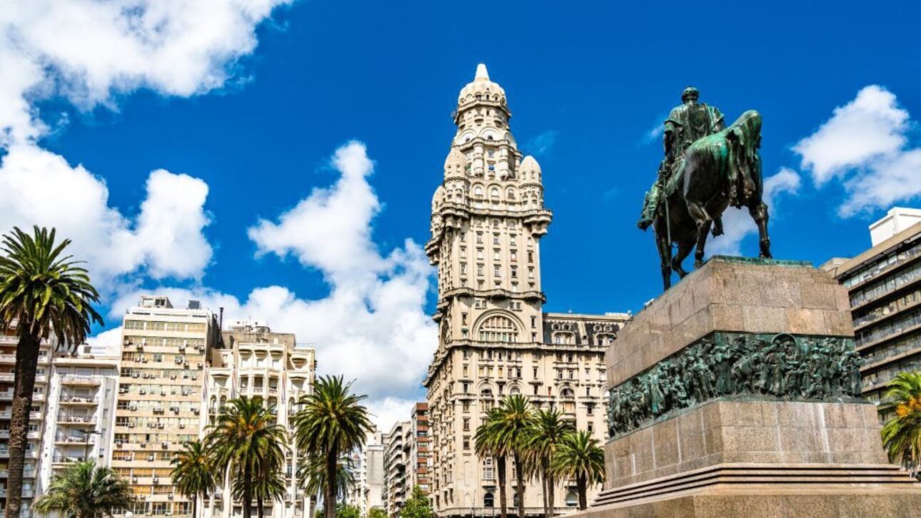 Palacio Salvo en Montevideo, arquitectura histórica y turismo uruguayo. (Imagen: Kseniya Ragozina / Dreamstime)