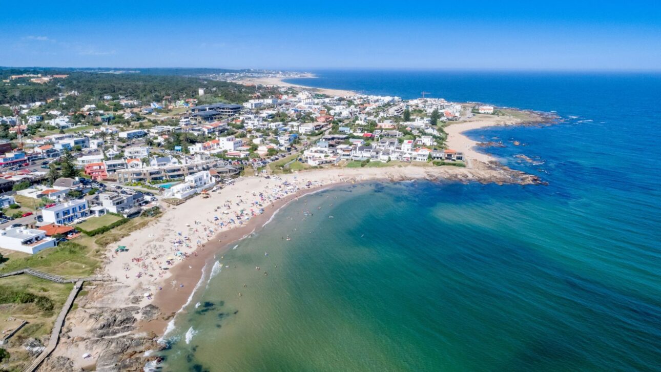 Playa de Punta del Este, hermosas playas de Uruguay y destino turístico. (Imagen: ElOjoTorpe / TripSavvy)