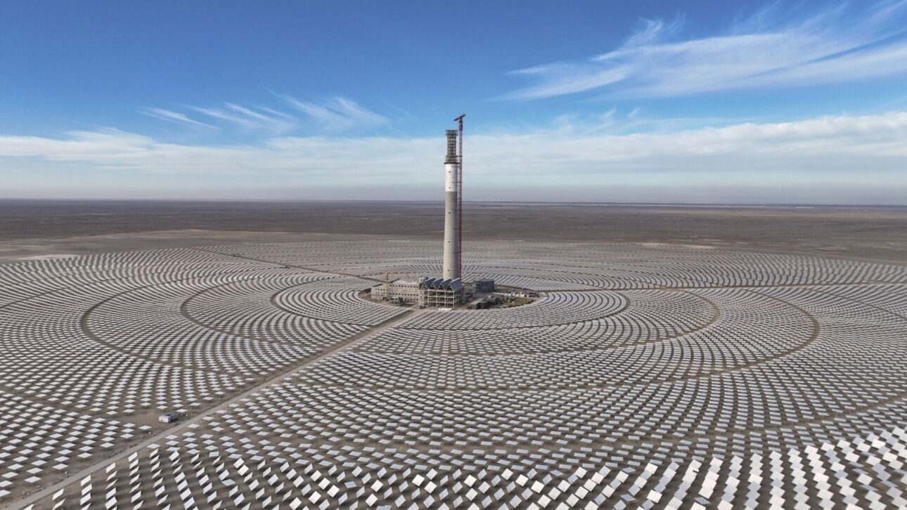 Planta solar térmica en Jiuquan destaca liderazgo de China en energía renovable eólica y solar en el electroestado. (Imagen: VCG / AP Photo)