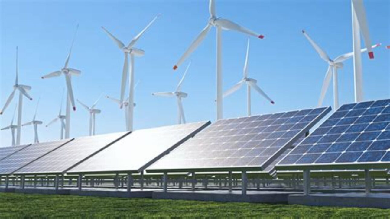 Turbinas eólicas y paneles solares simbolizan la transición energética de China hacia el electroestado, con enfoque en renovables. (Imagen: APAC Insider)