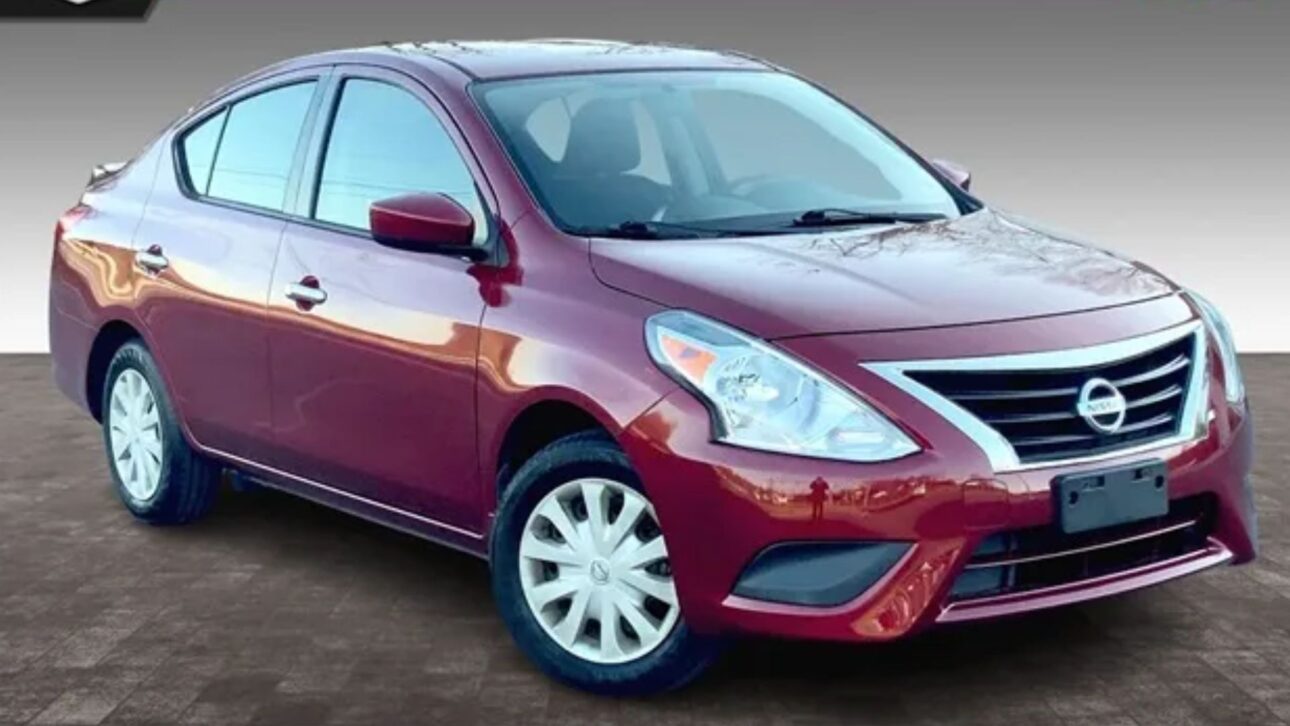 Nissan Versa 1.6 usado con 460 L de maletero, consumo de 13 km/l y espacio interno generoso para familias. (Imagen: Ingram Park Nissan)