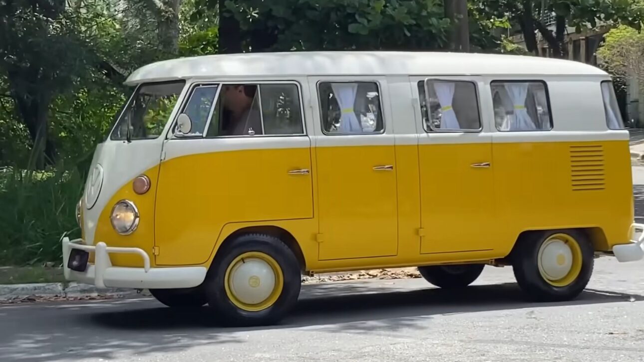 Descubre la rara VW Kombi de 6 puertas, hecha solo en Brasil, con motor boxer resistente y diseño creado para transporte ágil de pasajeros.
