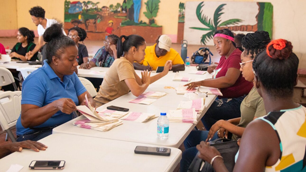 Distribución de cheques “cash grant” en la Guayana refuerza la transferencia de ingresos con recortes de impuestos y asistencia social. (Imagen: Guyana Chronicle)