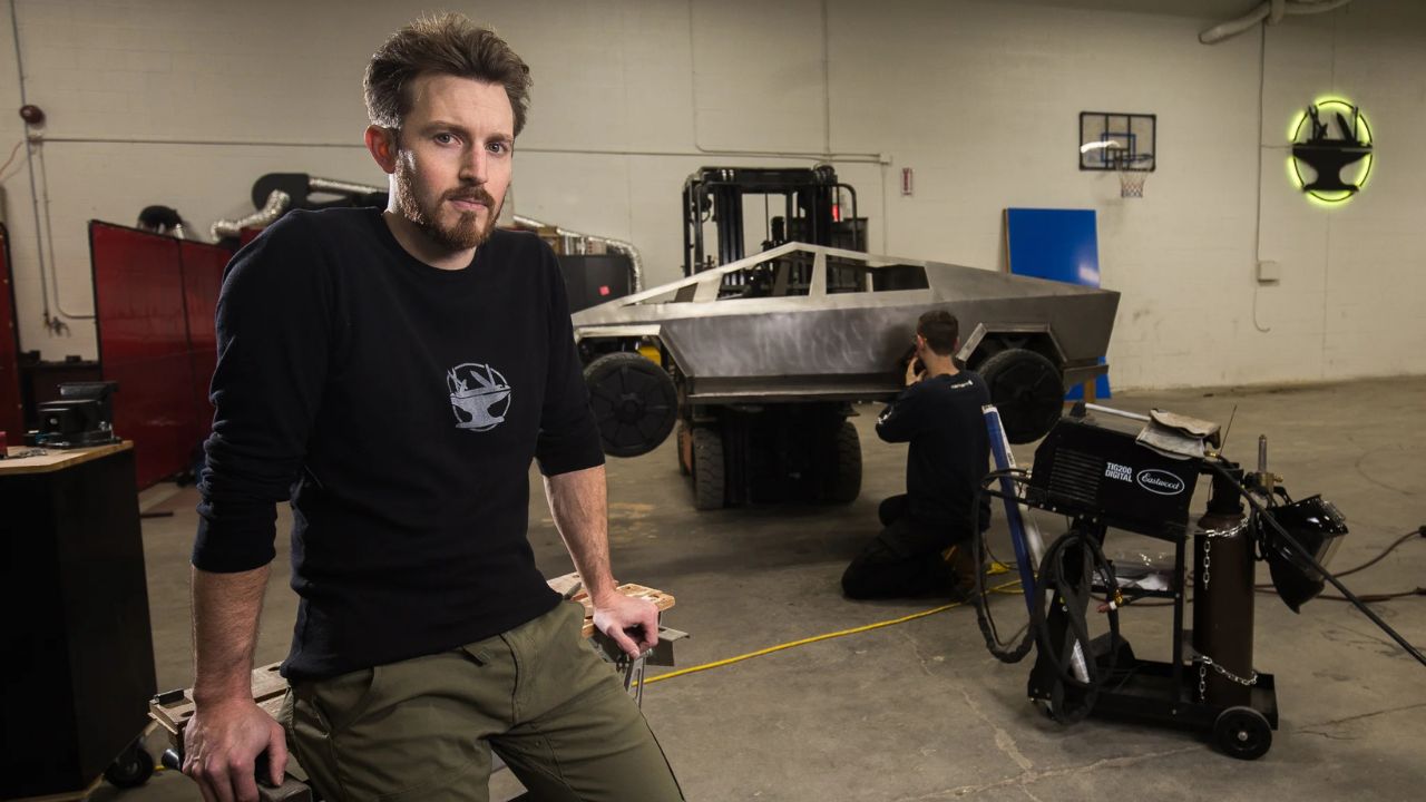 El ingeniero canadiense James Hobson, conocido como “The Hacksmith”, une ciencia y creatividad en proyectos que desafían los límites de la ingeniería.