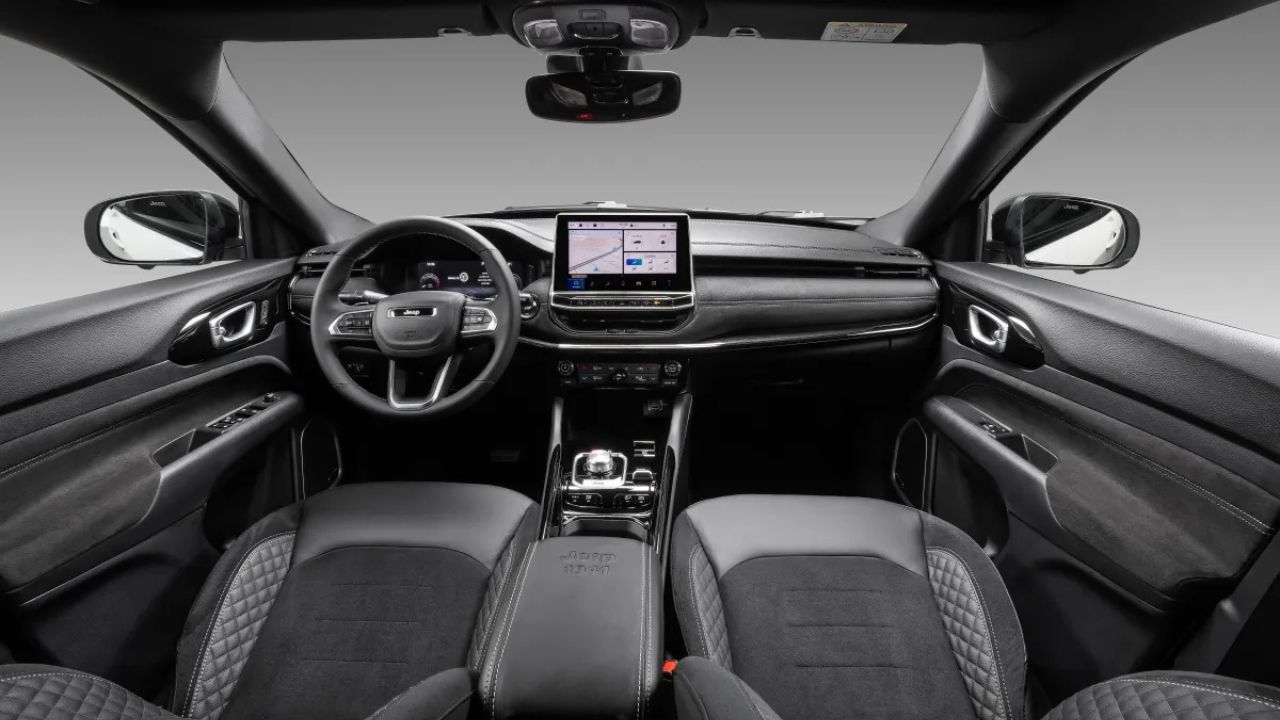 Con un acabado sofisticado en cuero y suede, el interior del Jeep Commander 2026 gana mejoras tecnológicas como la cámara 360° y un nuevo cambio giratorio en las versiones tope.