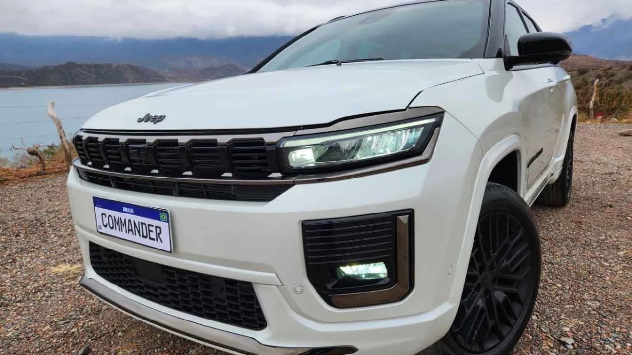 La parte externa del Jeep Commander 2026 presenta un diseño más robusto y elegante, marcado por la nueva parrilla frontal, faros LED afilados y nuevas luces traseras que se extienden de punta a punta.