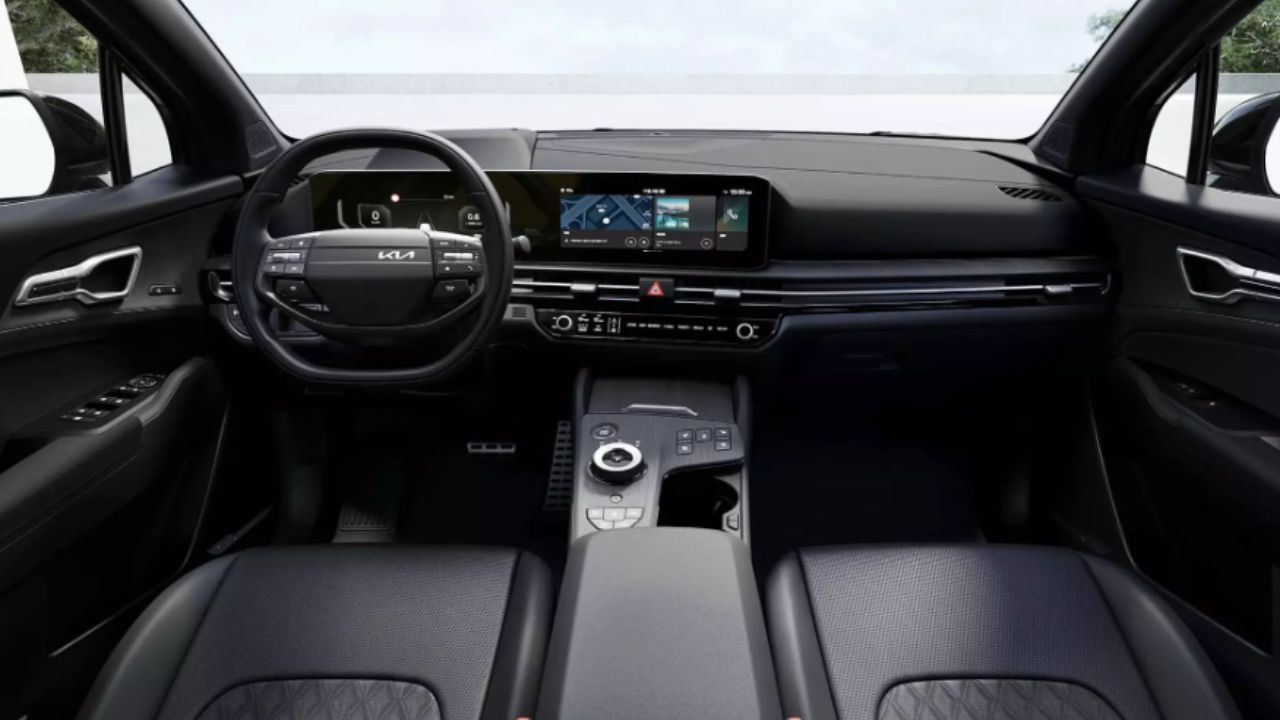 Con base en la evaluación, el interior del Kia Sportage se destaca por el acabado sofisticado, excelente espacio interno y un paquete tecnológico avanzado con panel digital y central multimedia innovadora.
