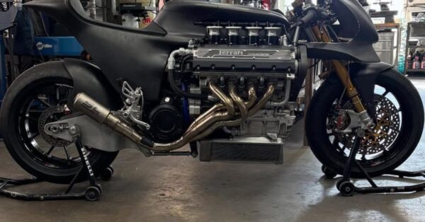 Mecânico ousa e cria moto equipada com motor V8 de Ferrari; ouça o ronco inacreditável