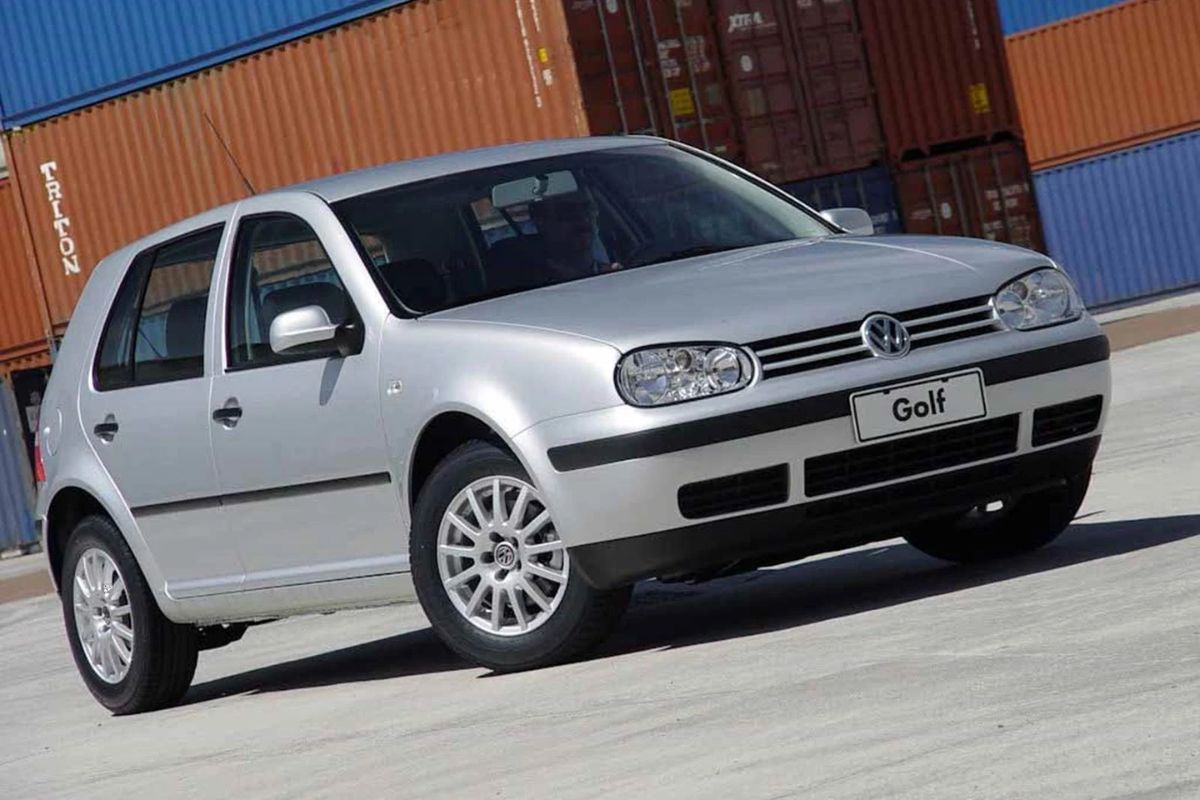 Melhores carros para quem tem pouco dinheiro incluem Golf Mk4, Astra e Civic G6, todos com manutenção acessível e confiável