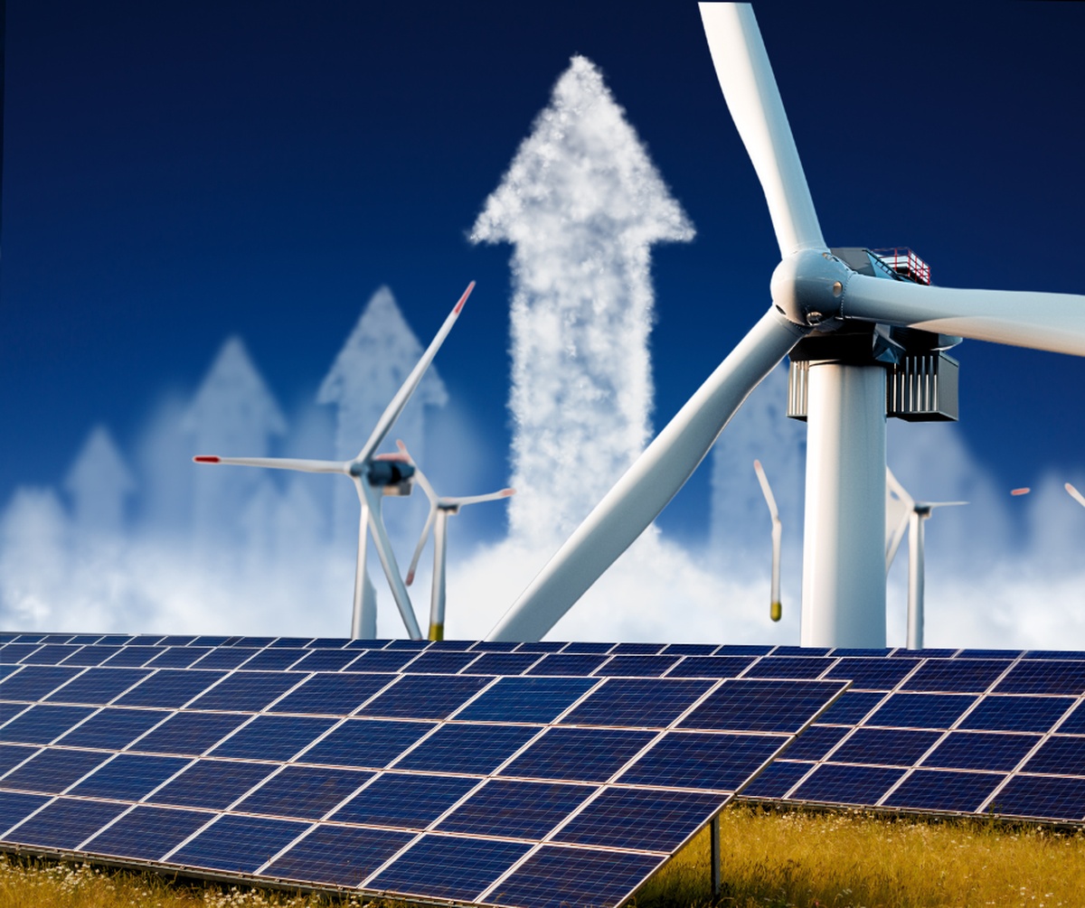 Painéis solares e turbinas eólicas com setas de crescimento no céu, simbolizando avanço das energias renováveis