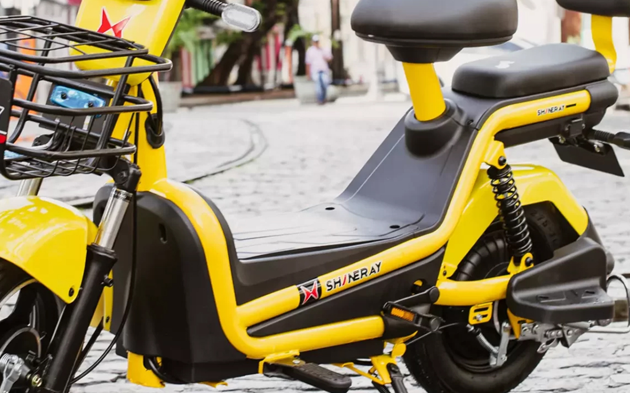 Moto de apenas R$ 6,9 mil chega a 32 km h e não precisa de CNH para pilotar, exigindo apena ACC, conheça a Shineray PT1