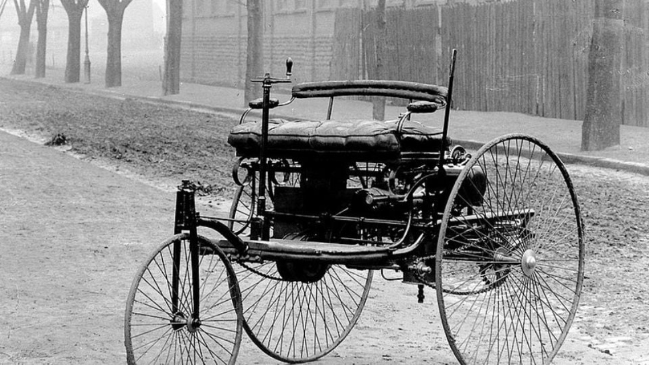 Descubra como o Benz Patent-Motorwagen, criado por Karl Benz em 1885, se tornou o primeiro carro da história e revolucionou a forma de se locomover. Fonte: Wikipedia