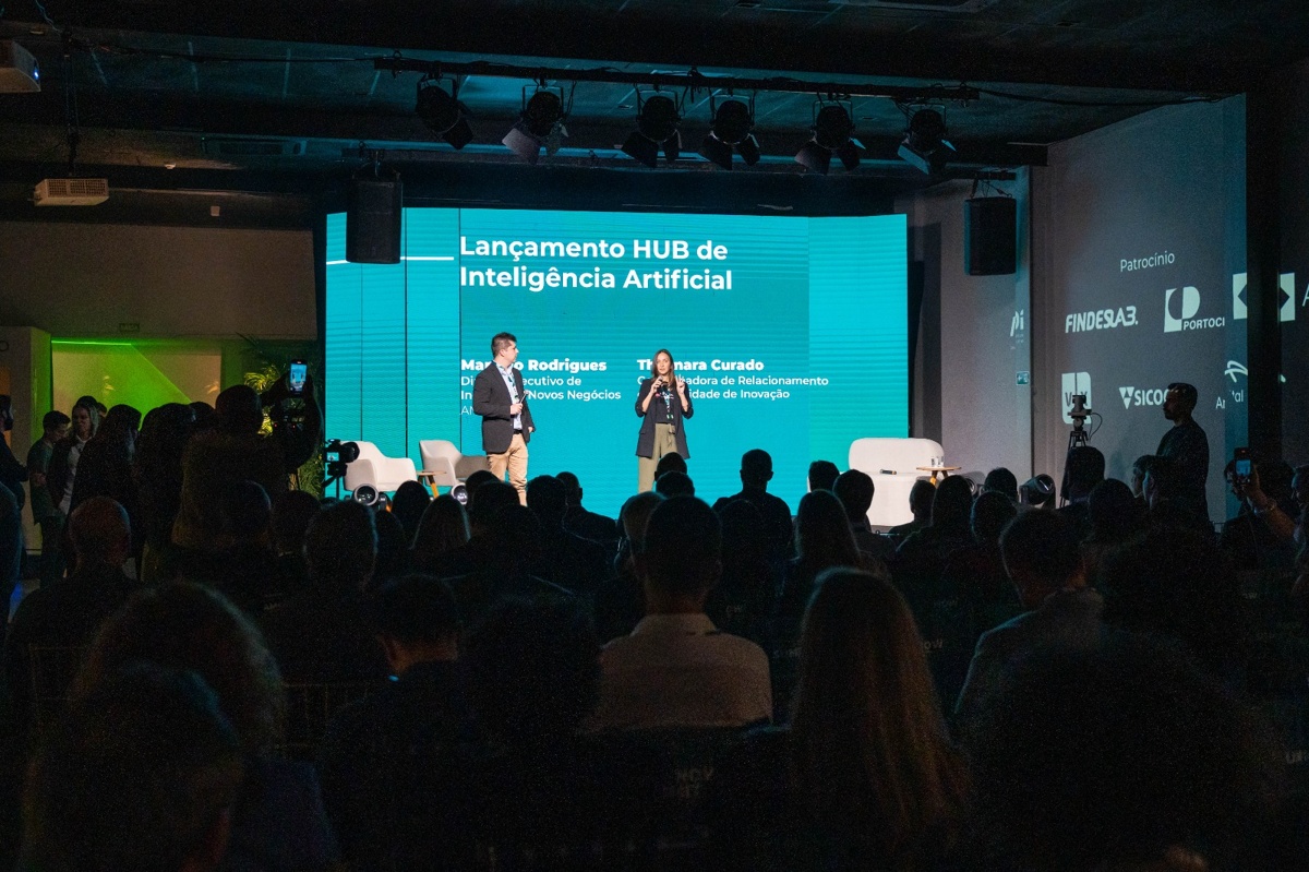 Apresentação no evento de lançamento do HUB de Inteligência Artificial com público presente e painel digital