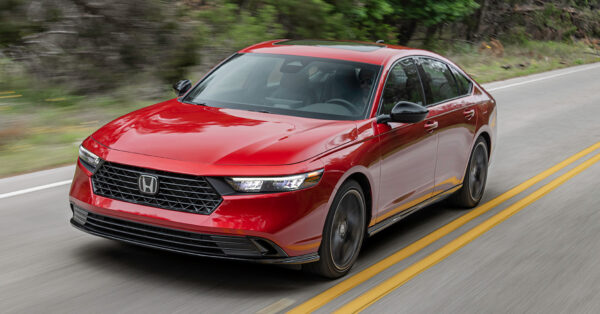 Novo Honda Accord 2026 estreia com motor híbrido de 207 cv, visual mais esportivo e tecnologia ADAS de última geração — e pode concorrer com sedãs da Toyota se vier ao Brasil