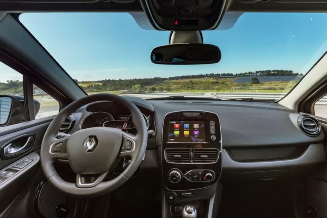 El coche excelente para quien no tiene dinero es el Renault Clio: versiones 1.6 Hi-Flex cuestan menos de R$ 14 mil y aún ofrecen confort completo